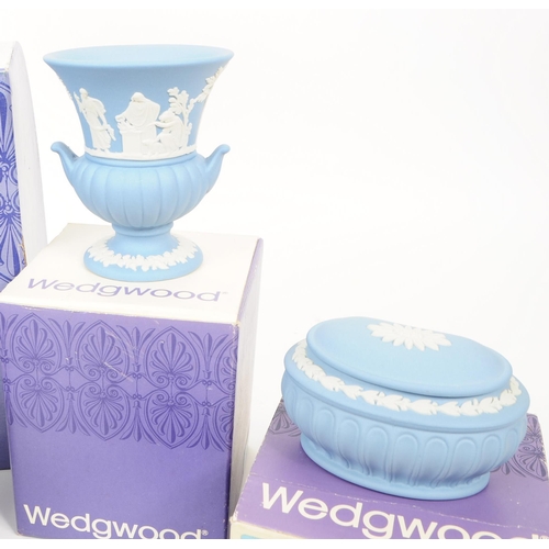 39 - Wedgwood - Jasperware - Large collection of porcelain / tableware pieces. To include light blue came... 