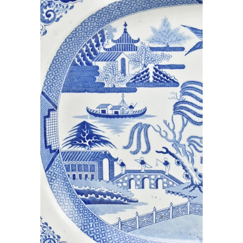 174 - A large 19th century Spode Willow pattern blue and white transfer printed platter / serving dish. (M... 