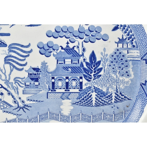 174 - A large 19th century Spode Willow pattern blue and white transfer printed platter / serving dish. (M... 