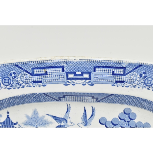 174 - A large 19th century Spode Willow pattern blue and white transfer printed platter / serving dish. (M... 