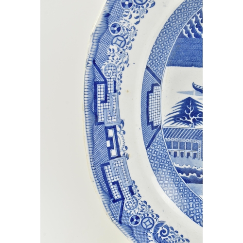 174 - A large 19th century Spode Willow pattern blue and white transfer printed platter / serving dish. (M... 