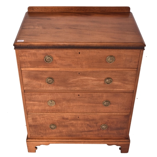 418 - Waring & Gillows, London - A solid mahogany straight fronted bachelor's chest of drawers. The ch... 