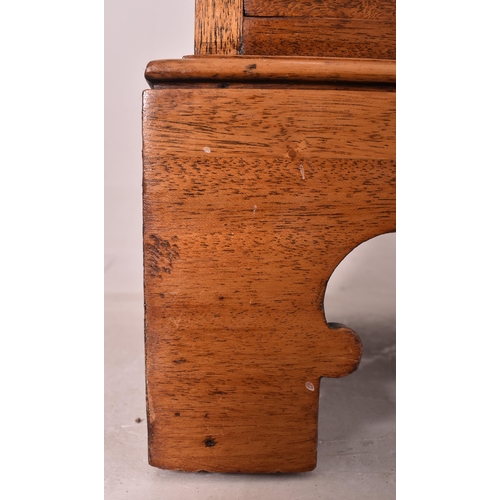 418 - Waring & Gillows, London - A solid mahogany straight fronted bachelor's chest of drawers. The ch... 