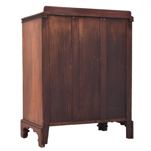 418 - Waring & Gillows, London - A solid mahogany straight fronted bachelor's chest of drawers. The ch... 