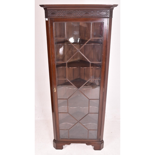 489 - A George III 19th century mahogany astragal glazed bookcase display corner cabinet. The cabinet havi... 