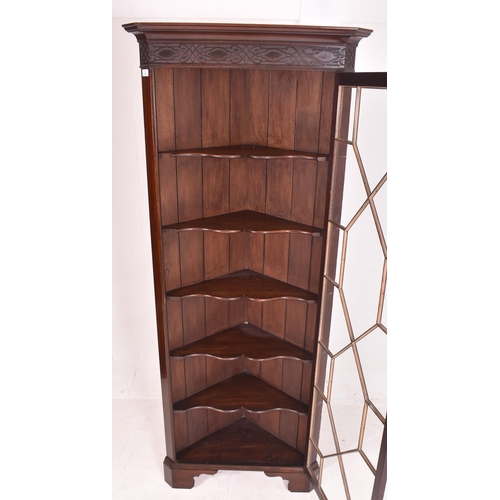 489 - A George III 19th century mahogany astragal glazed bookcase display corner cabinet. The cabinet havi... 