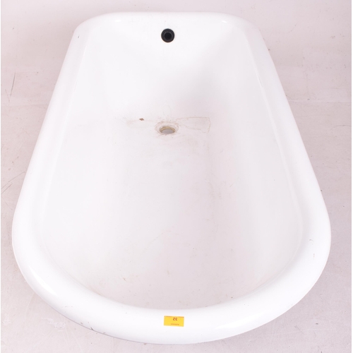 583 - A contemporary Victorian style roll top bath / bathtub. The tub of typical form having a white ename... 