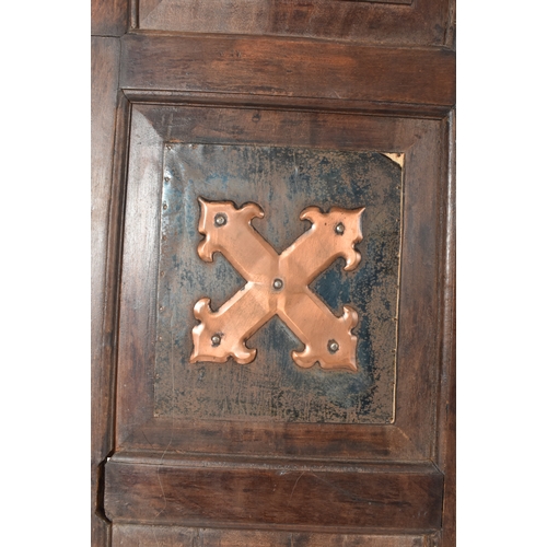 503 - An Arts & Crafts early 20th century oak & copper three fold discretion screen panel. The dis... 