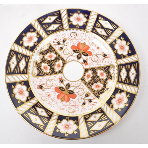 138 - Royal Crown Derby - A collection of five 20th century bone china, imari style plates, featuring blue... 