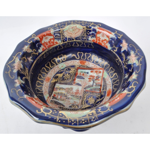 185 - Ironstone China - A vintage 20th-century imari-style centerpiece ceramic tazza. Featuring a handle o... 