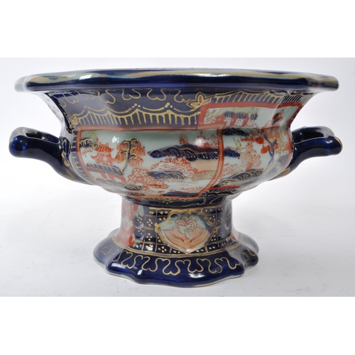 185 - Ironstone China - A vintage 20th-century imari-style centerpiece ceramic tazza. Featuring a handle o... 