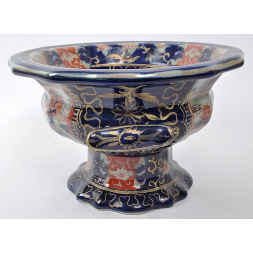 185 - Ironstone China - A vintage 20th-century imari-style centerpiece ceramic tazza. Featuring a handle o... 