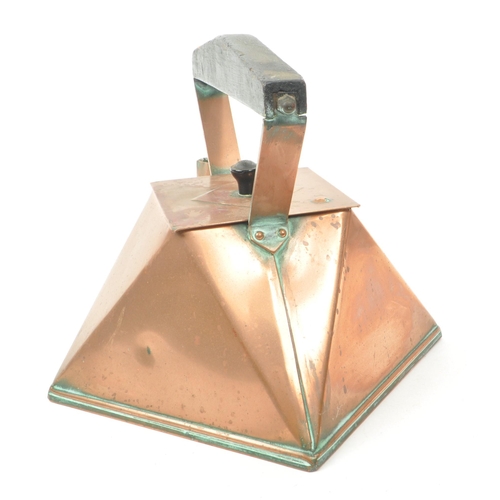 207 - A vintage 1920's art deco style copper kettle. Featuring an angular, triangular form, a square lid a... 