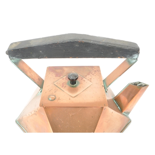 207 - A vintage 1920's art deco style copper kettle. Featuring an angular, triangular form, a square lid a... 