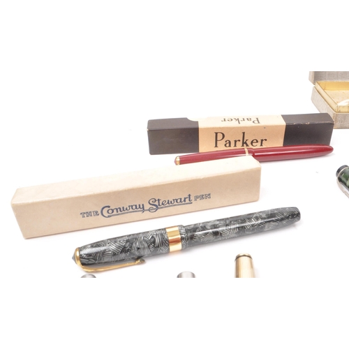 296 - Parker - A large collection of 20th century Parker and other fountain pens. The collection to includ... 