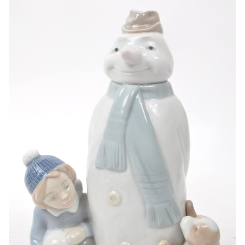 35 - Nao - Lladro - Two contemporary Spanish porcelain christmas figurines, comprising of: a 2000 no. 139... 