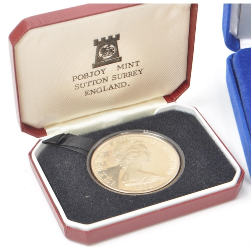 481 - A collection of 20th and 21st century commemorative coins. The collection to include a 2007 Diamond ... 