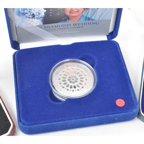 481 - A collection of 20th and 21st century commemorative coins. The collection to include a 2007 Diamond ... 