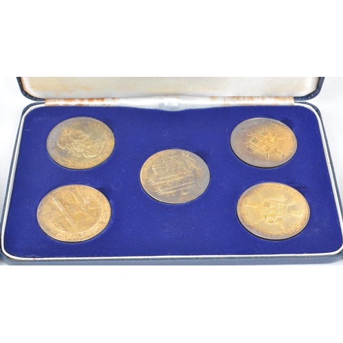 481 - A collection of 20th and 21st century commemorative coins. The collection to include a 2007 Diamond ... 