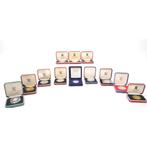 490 - A collection of British & Foreign silver proof commemorative coins. The collection to include tw... 