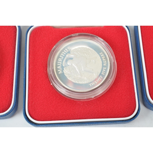 493 - A collection of 1977 silver proof crown coins. The collection to include nine 1977 Silver Jubilee si... 