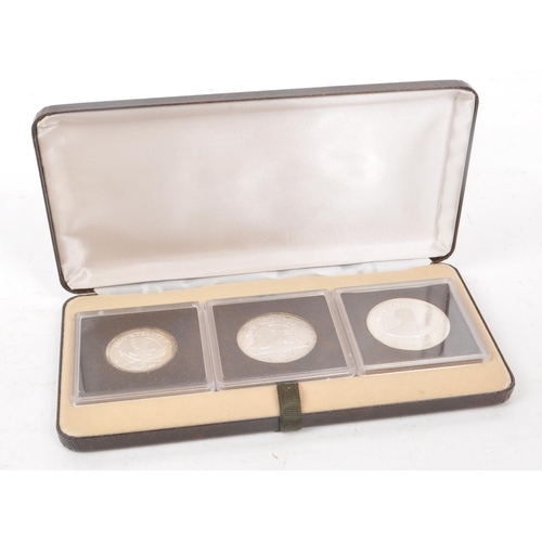 500 - Royal Mint - A 1980 Turks and Caicos Islands Silver Proof coin set. The set to include a 1980 5 Crow... 