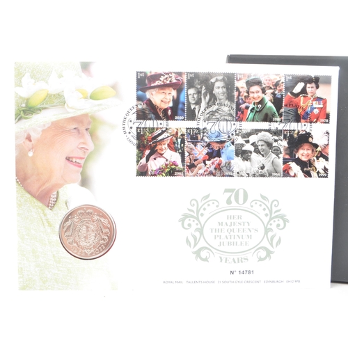 513 - Royal Mail - A pair of 2022 Her Majesty The Queen's Platinum Jubilee coin covers. The collection to ... 