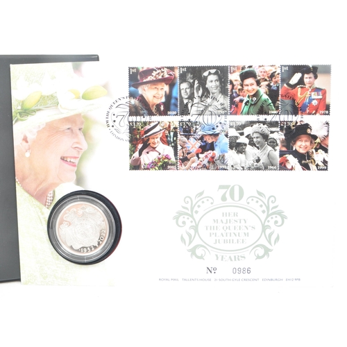 513 - Royal Mail - A pair of 2022 Her Majesty The Queen's Platinum Jubilee coin covers. The collection to ... 