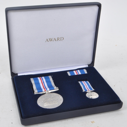 517 - Award - An Award medals Commemorative Queen's Platinum Jubilee Medal set. The set in original box, c... 