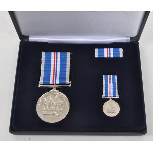 517 - Award - An Award medals Commemorative Queen's Platinum Jubilee Medal set. The set in original box, c... 