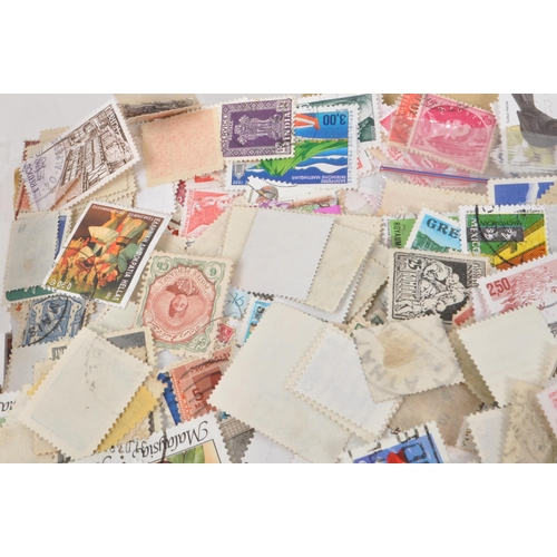 541 - A collection of 20th century British and Foreign kiloware loose postage stamps. The collection featu... 