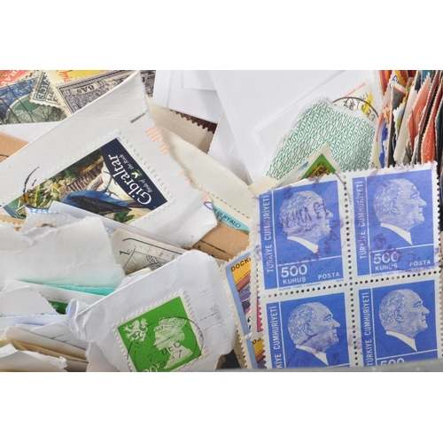 542 - A collection of 20th century British and Foreign kiloware loose postage stamps. The collection featu... 