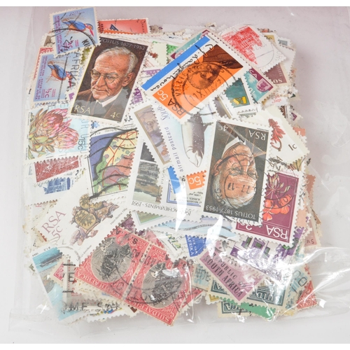 545 - A collection of 20th century British and Foreign kiloware loose postage stamps. The collection featu... 