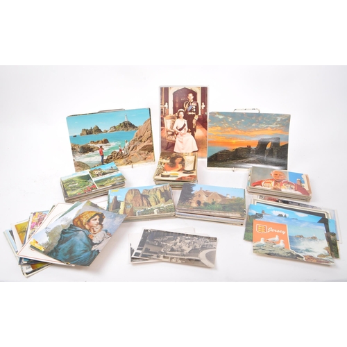 548 - A collection of 20th century postcards. The collection to featuring British and Foreign holiday dest... 