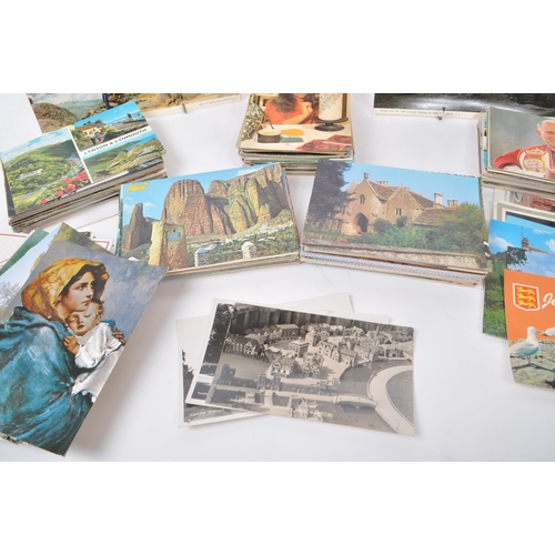 548 - A collection of 20th century postcards. The collection to featuring British and Foreign holiday dest... 