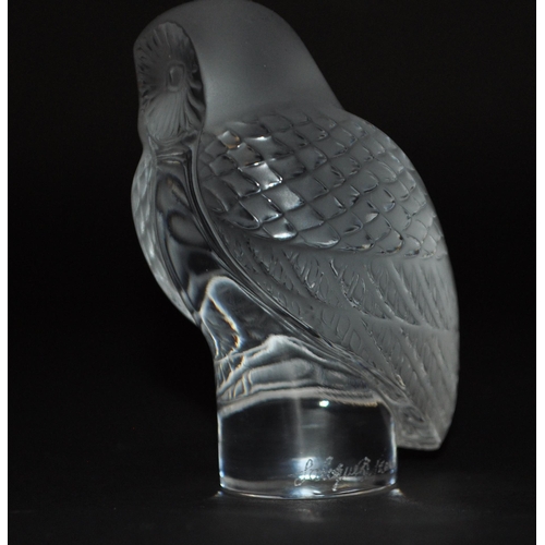 123 - Lalique - A vintage 20th century Lalique cut crystal glass paperweight. The paperweight in the shape... 