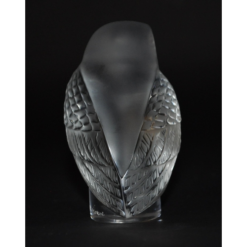 123 - Lalique - A vintage 20th century Lalique cut crystal glass paperweight. The paperweight in the shape... 