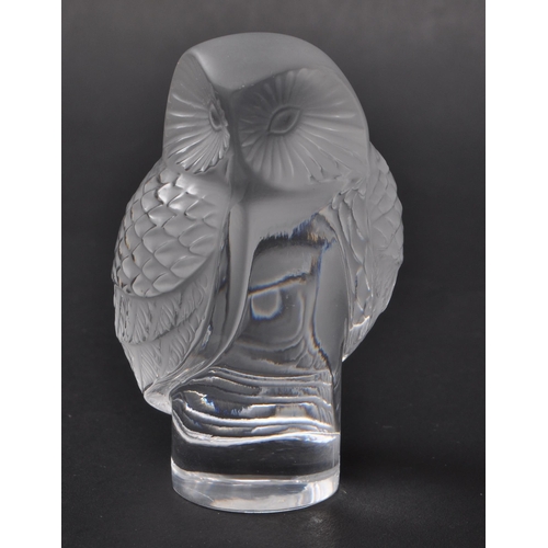 123 - Lalique - A vintage 20th century Lalique cut crystal glass paperweight. The paperweight in the shape... 