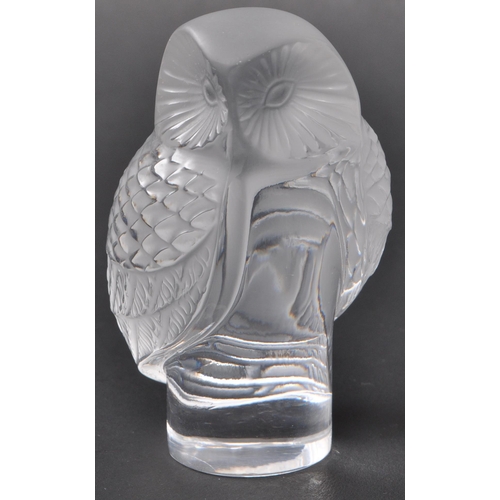 123 - Lalique - A vintage 20th century Lalique cut crystal glass paperweight. The paperweight in the shape... 