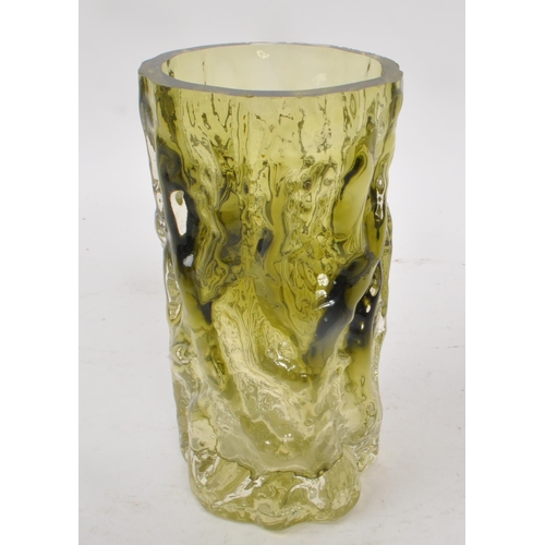 26 - A mid 20th century Whitefriars Bark vase manner studio art glass vase. The vase having gradiented gr... 