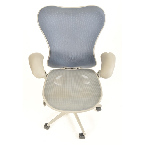 144 - Studio 7.5 - Herman Miller - Mirra Range - a late 20th century swivel office desk chair. The chair h... 