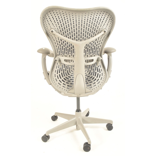 144 - Studio 7.5 - Herman Miller - Mirra Range - a late 20th century swivel office desk chair. The chair h... 