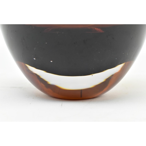 156 - A 20th century hand blown studio art glass bowl. The bowl of circular form in an amber colourway. Un... 