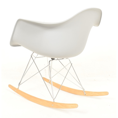 180 - After Charles & Ray Eames - Herman Miller - RAR - A rocker / rocking chair having a grey moulded... 