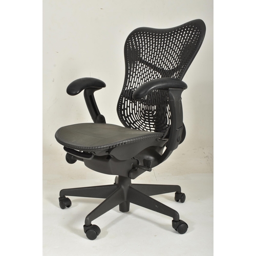 236 - Studio 7.5 - Herman Miller - Mirra Range - a late 20th century swivel office desk chair. The chair h... 