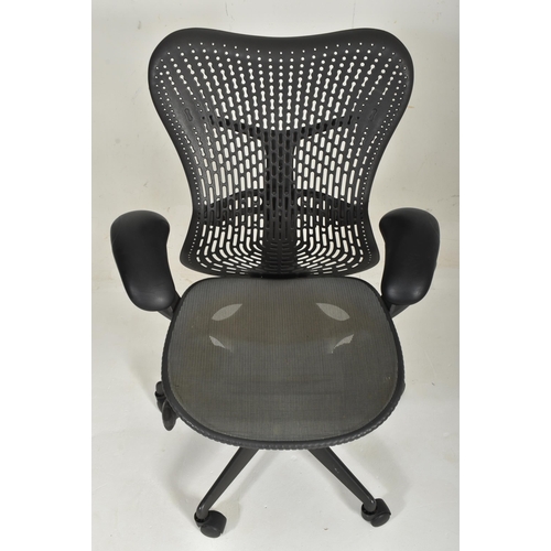 236 - Studio 7.5 - Herman Miller - Mirra Range - a late 20th century swivel office desk chair. The chair h... 