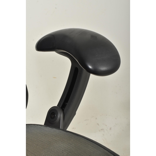 236 - Studio 7.5 - Herman Miller - Mirra Range - a late 20th century swivel office desk chair. The chair h... 