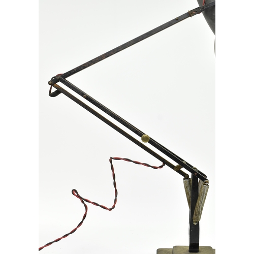 317 - Herbert Terry - Model 1227 - A early 20th century pre-war Anglepoise table / desk lamp light. The la... 