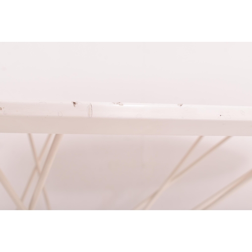 348 - Habitat - Mikado Range - a vintage designer white dining table. The table with oval white lacquer to... 