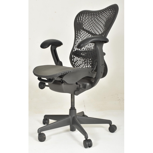 358 - Studio 7.5 - Herman Miller - Mirra Range - a late 20th century swivel office desk chair. The chair h... 